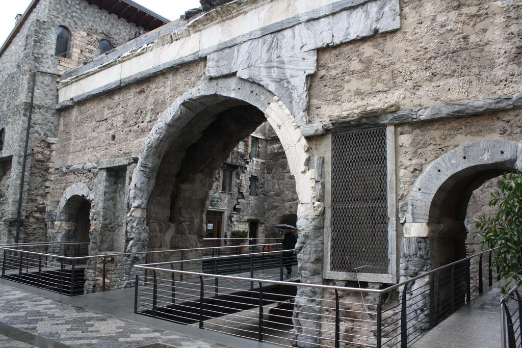 Palu Vacanze: Cuore Del Centro Storico Aosta Exterior photo